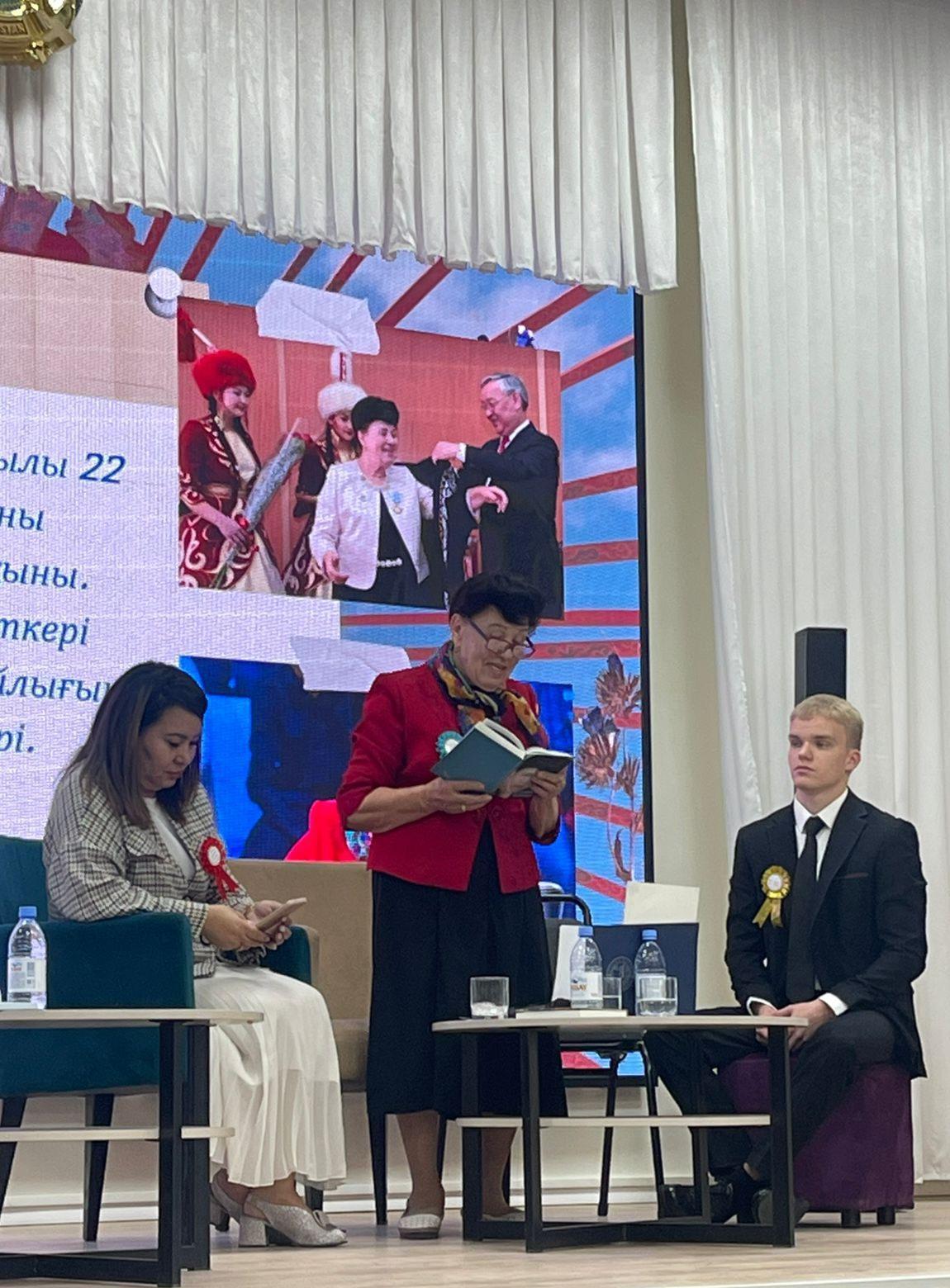 Қазақстанның еңбек сіңірген қайраткері, Еңбек ардагері, «Құрмет» орденінің иегері, суырыпсалма айтыскер-ақын