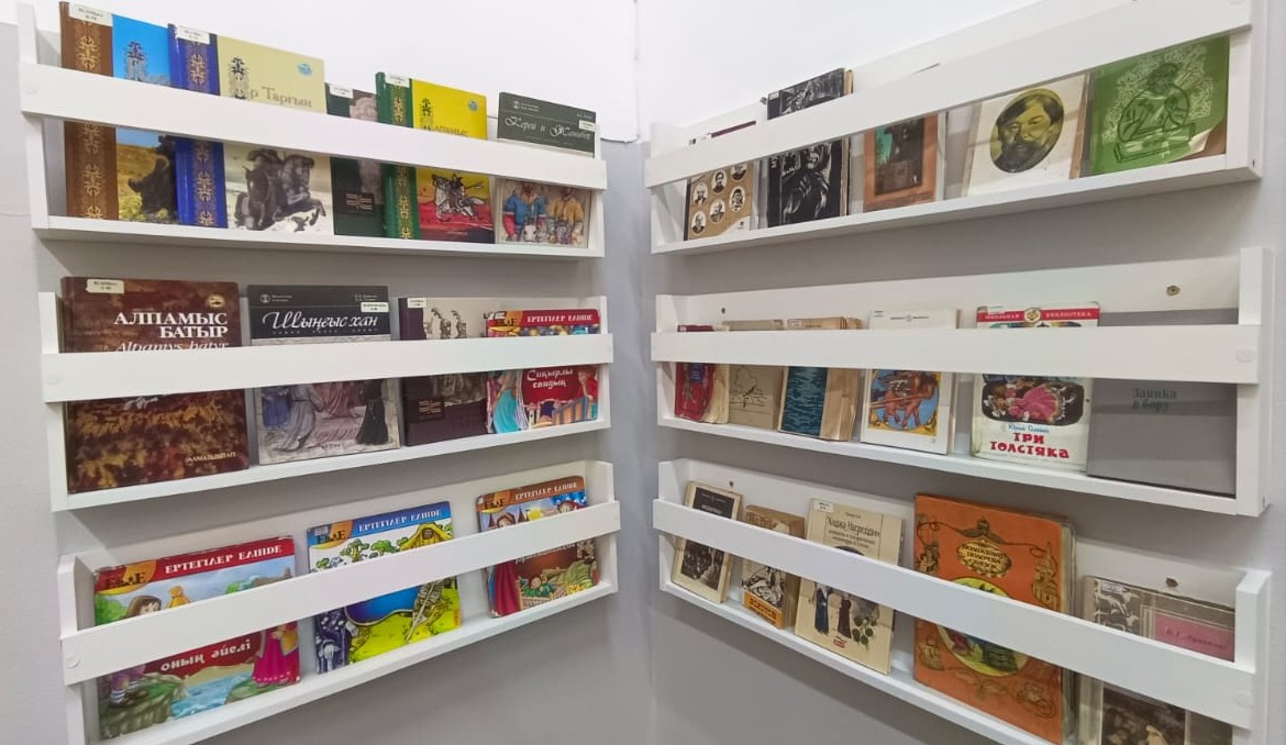 "Балалардың күлкісі - көркі, сәні әлемнің..." атты кітап көрмесі